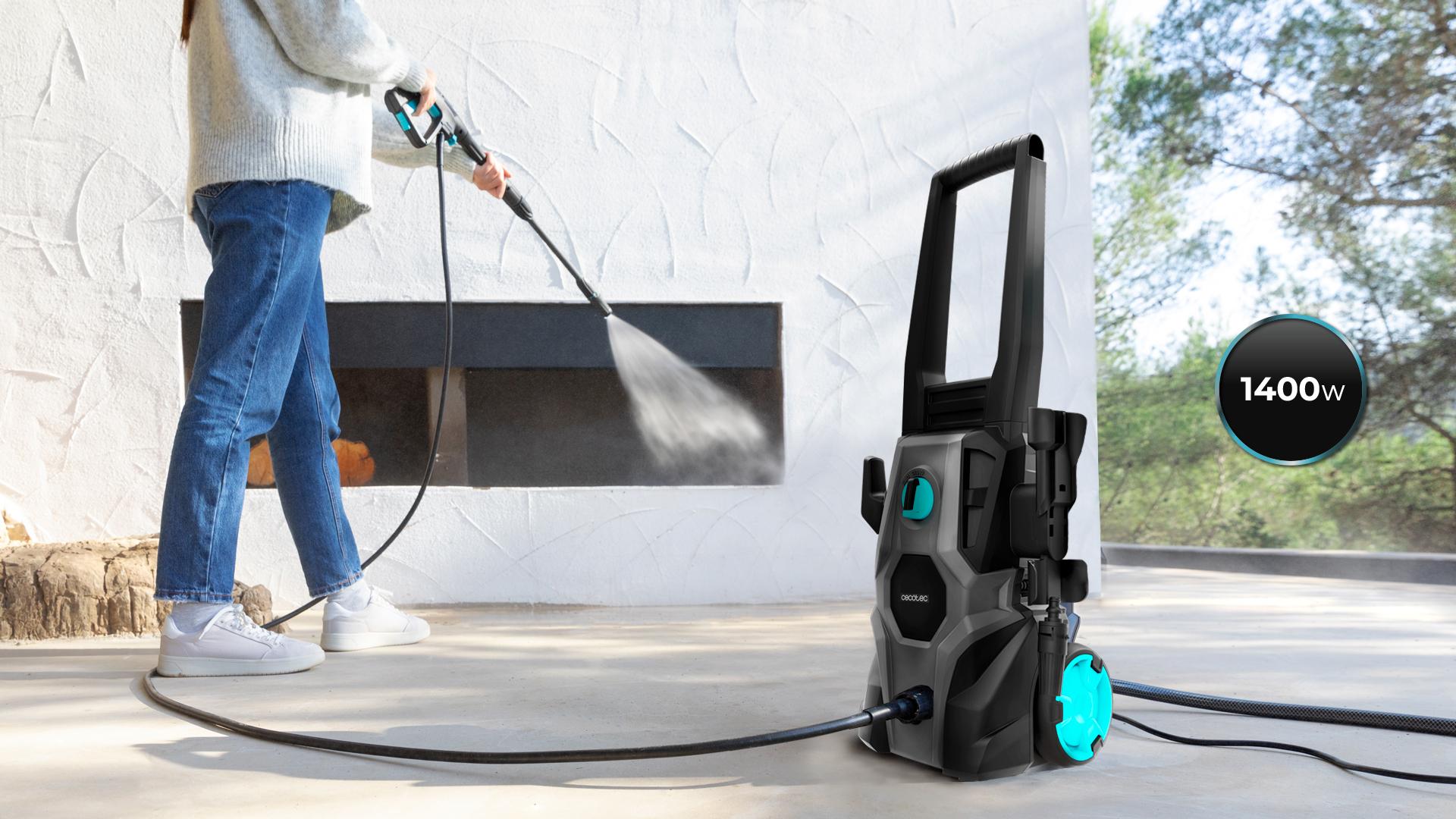 Cecotec HydroBoost 1400 EasyGo con ruedas siendo usada para limpiar una chimenea exterior