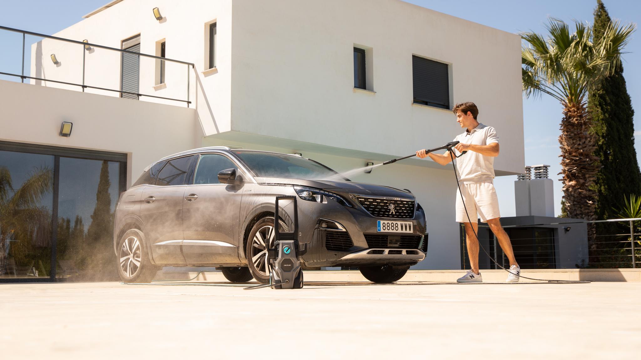 Cecotec HydroBoost 1600 Car&Garden lavando un coche en el exterior de una vivienda