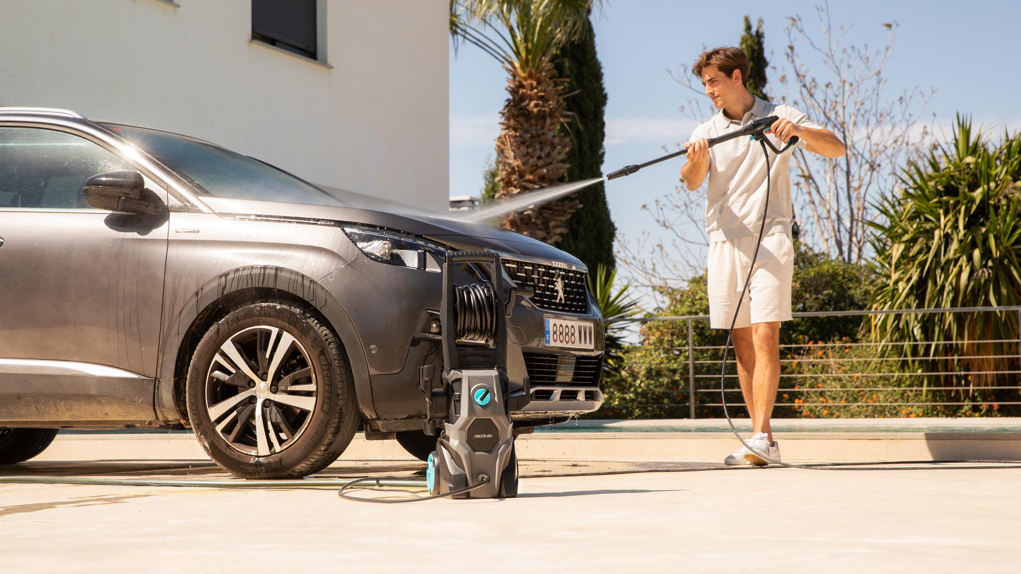 Cecotec HydroBoost 2000 Car&Garden con manguera enrollada en carrete lavando un coche