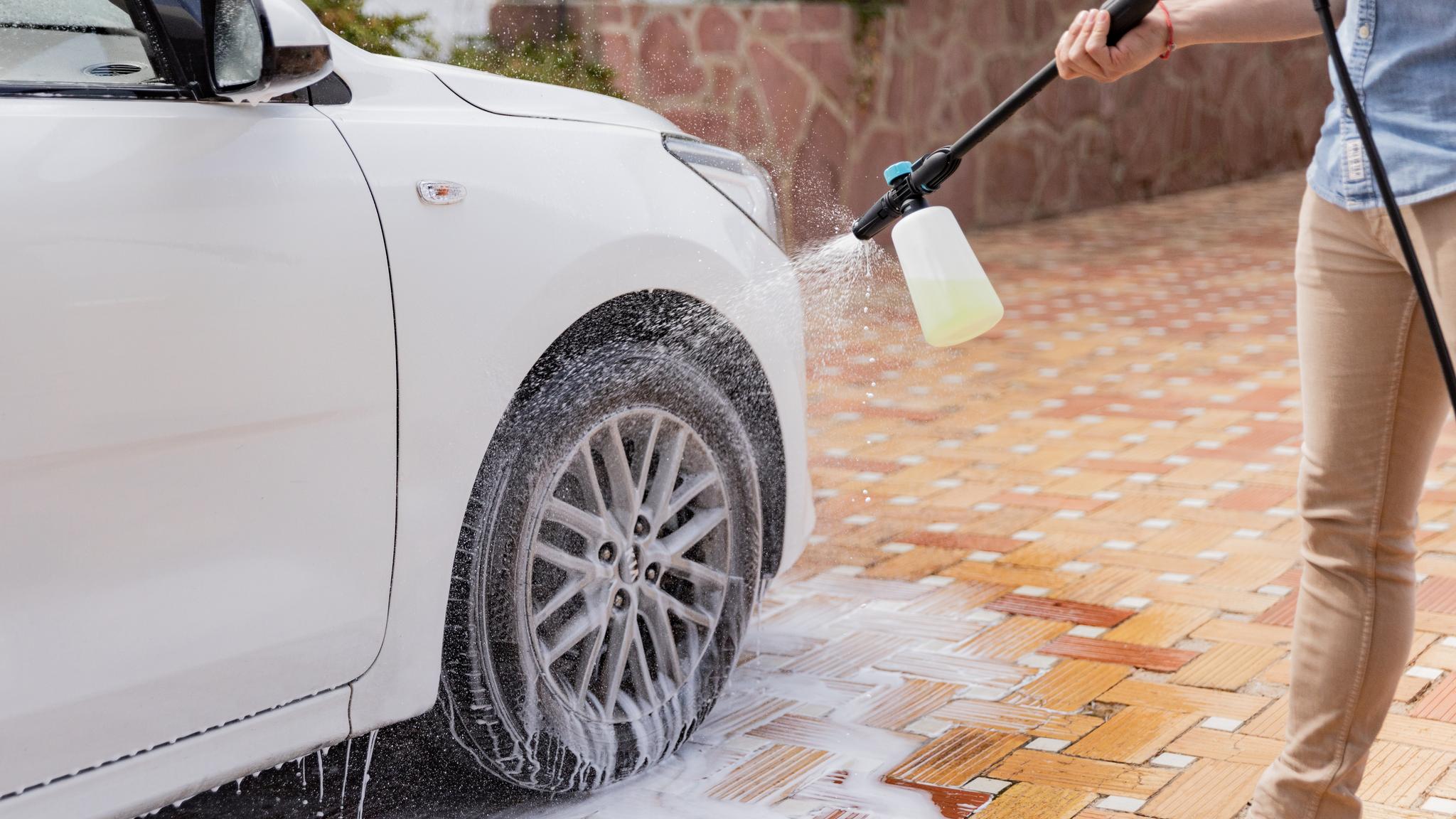 Cepillo con dispensador de jabón de la Cecotec HydroBoost 2400 AdvanceClean aplicando espuma sobre la llanta de un coche