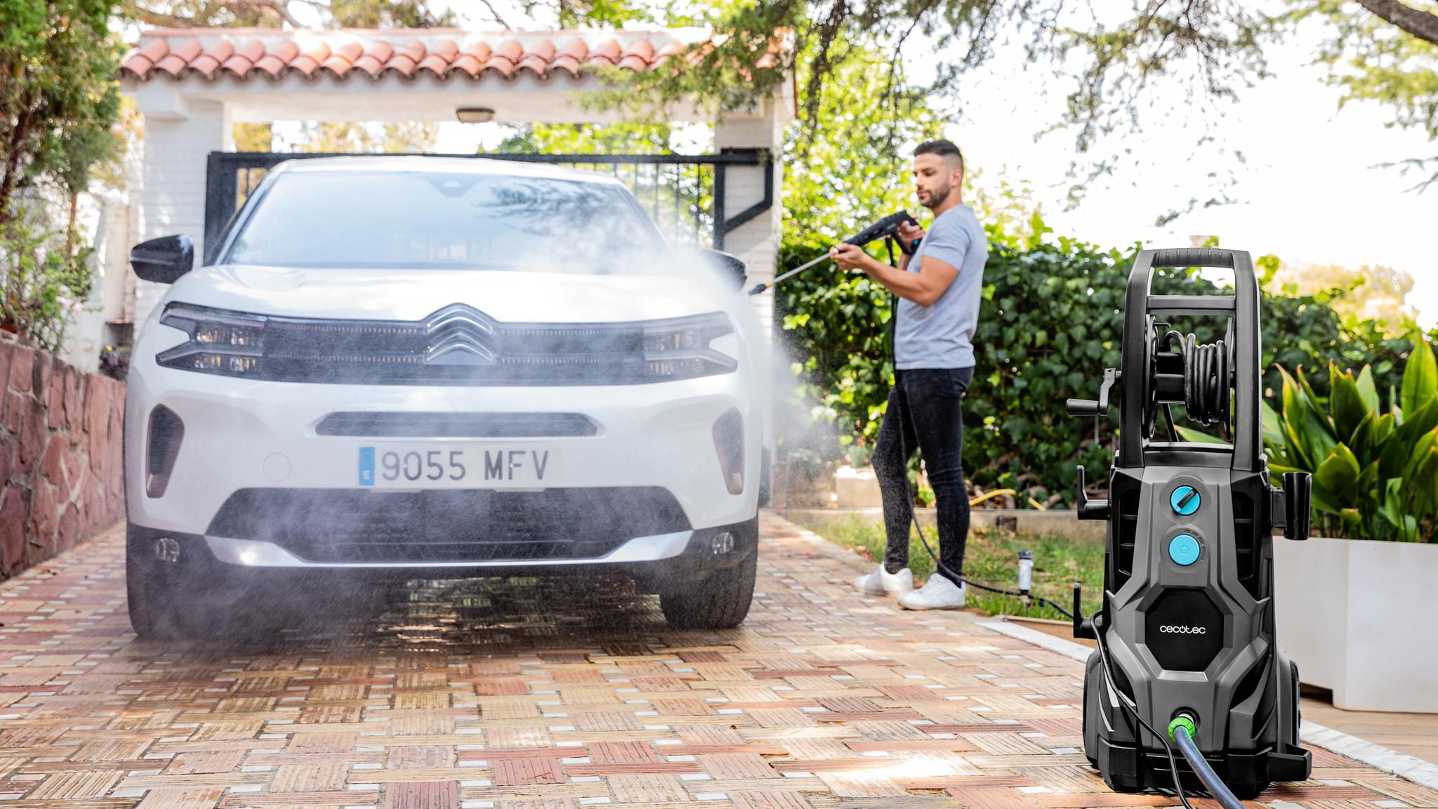 Cecotec HydroBoost 3200 TotalClean junto a un coche en un camino de acceso exterior