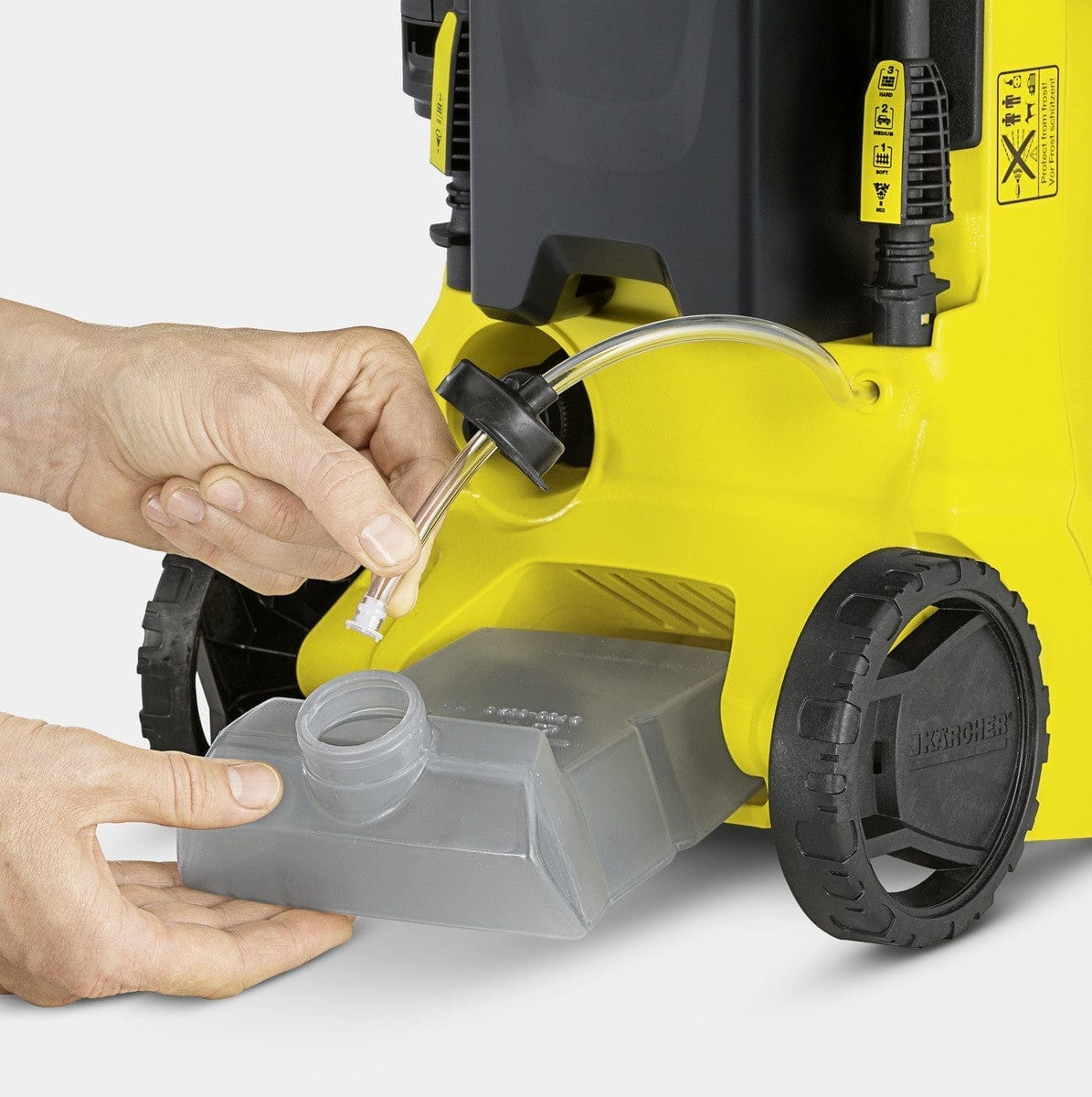 Extrayendo y llenando el depósito de detergente de la Kärcher K3 Power Control