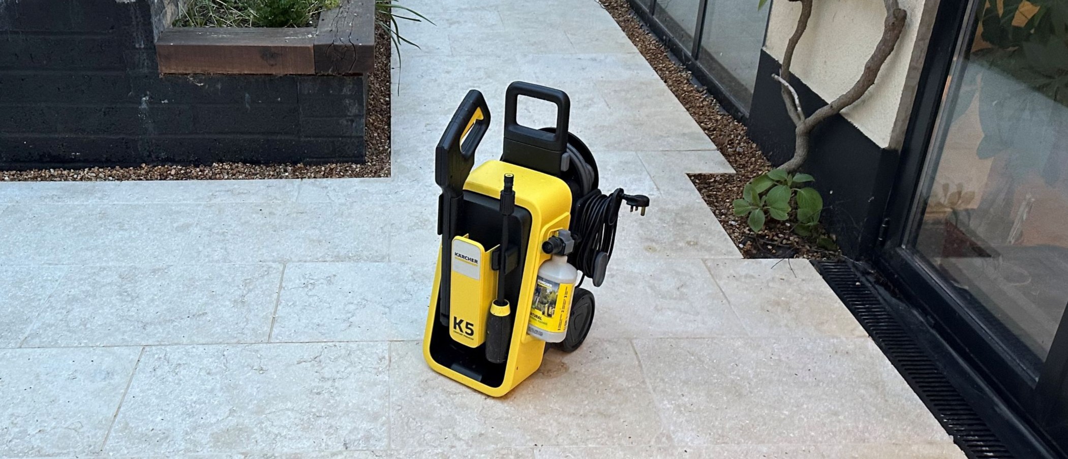 Kärcher K5 Comfort Premium amarilla y negra sobre una terraza de piedra caliza